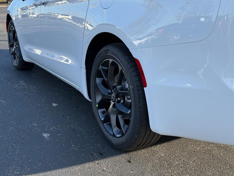 Chrysler Pacifica Vehicle Full-screen Gallery Image 6