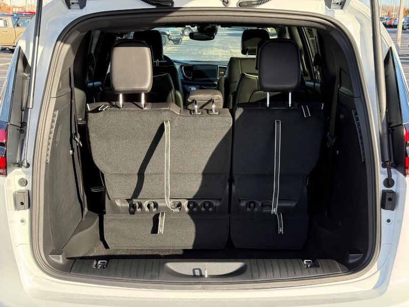 Chrysler Pacifica Vehicle Full-screen Gallery Image 7