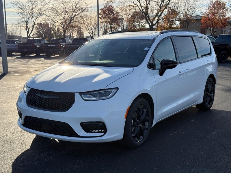 Chrysler Pacifica Vehicle Full-screen Gallery Image 9