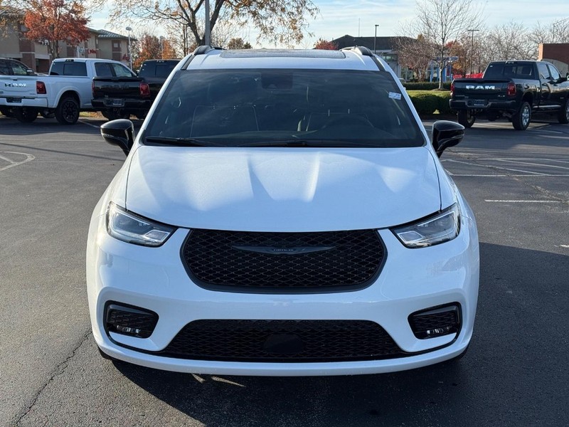 Chrysler Pacifica Vehicle Full-screen Gallery Image 10