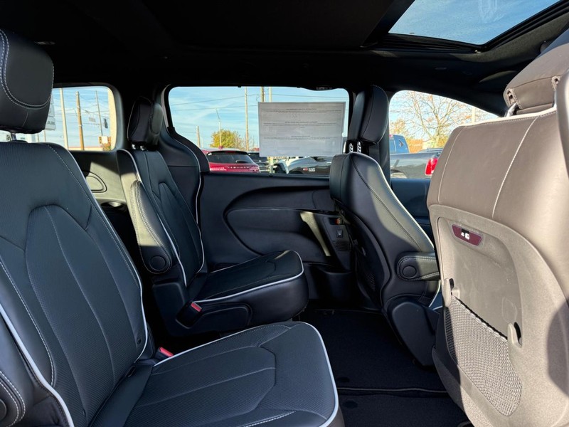 Chrysler Pacifica Vehicle Full-screen Gallery Image 11