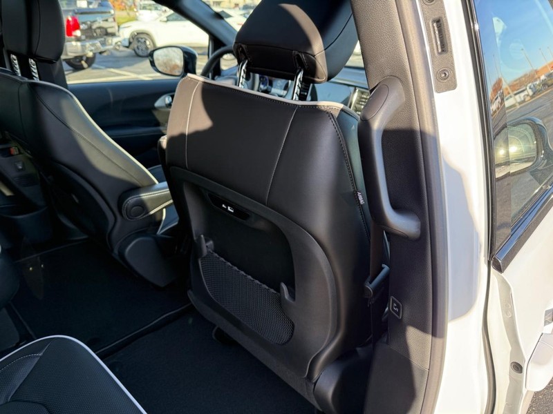 Chrysler Pacifica Vehicle Full-screen Gallery Image 12