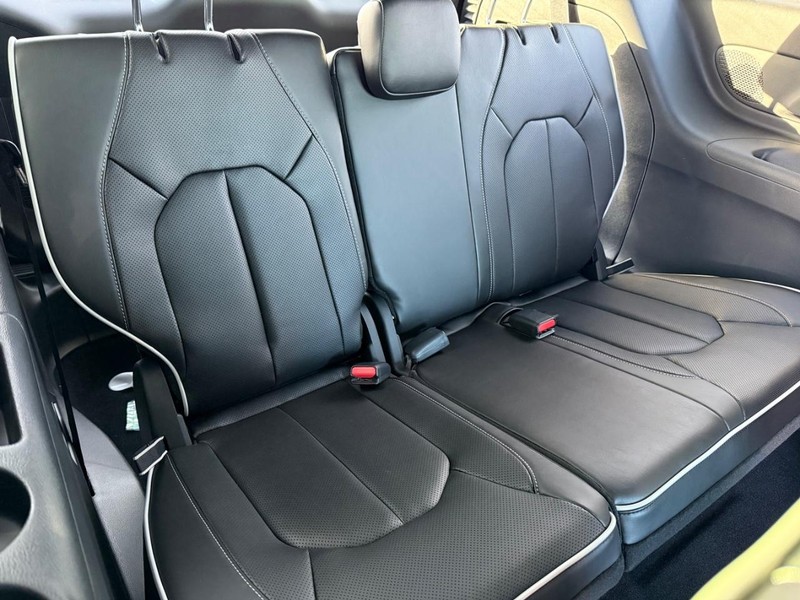 Chrysler Pacifica Vehicle Full-screen Gallery Image 13
