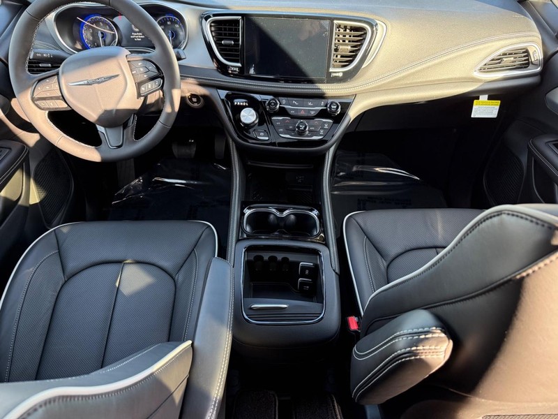 Chrysler Pacifica Vehicle Full-screen Gallery Image 15