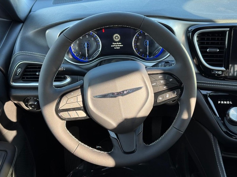 Chrysler Pacifica Vehicle Full-screen Gallery Image 16