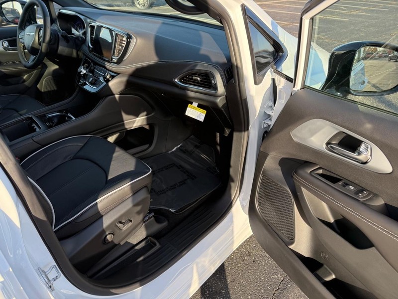 Chrysler Pacifica Vehicle Full-screen Gallery Image 17