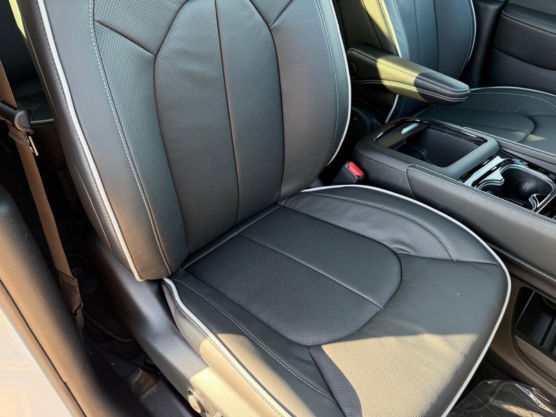 Chrysler Pacifica Vehicle Full-screen Gallery Image 18