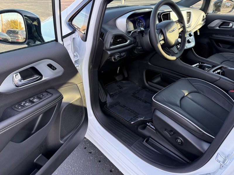 Chrysler Pacifica Vehicle Full-screen Gallery Image 19