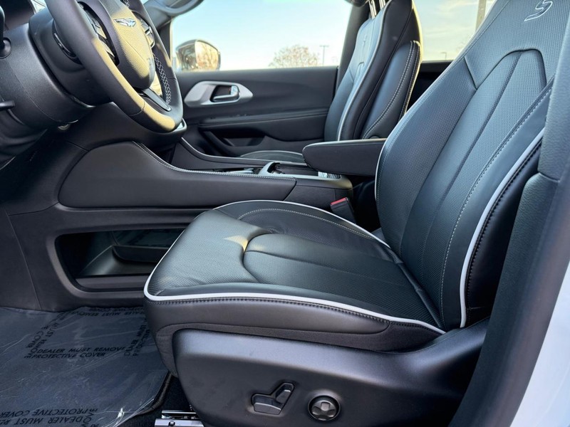 Chrysler Pacifica Vehicle Full-screen Gallery Image 20