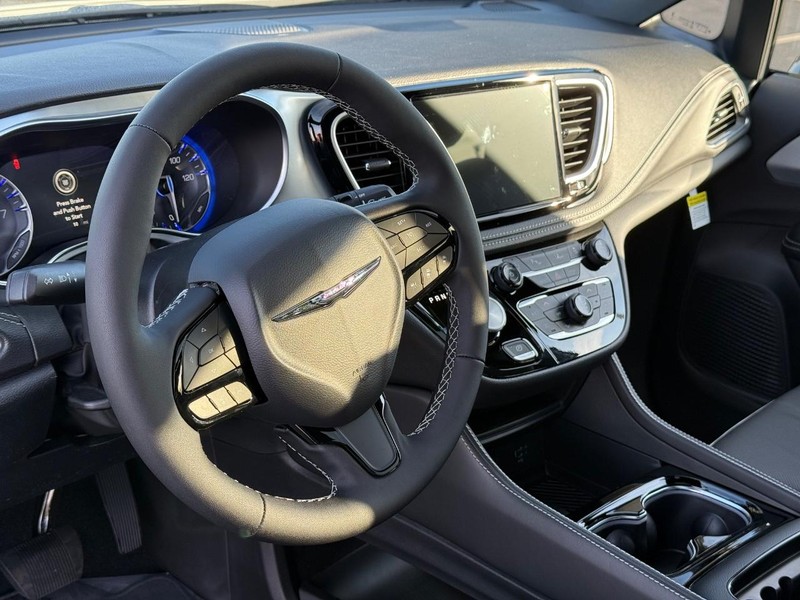 Chrysler Pacifica Vehicle Full-screen Gallery Image 21