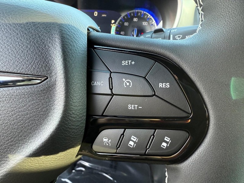 Chrysler Pacifica Vehicle Full-screen Gallery Image 23