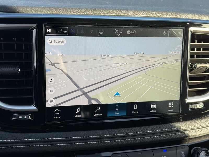 Chrysler Pacifica Vehicle Full-screen Gallery Image 25