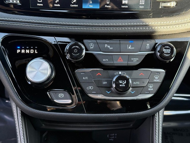 Chrysler Pacifica Vehicle Full-screen Gallery Image 27