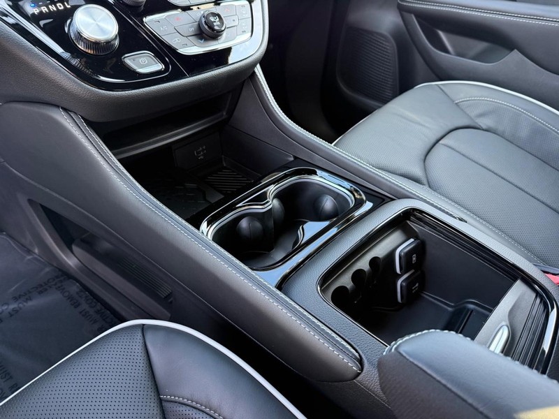 Chrysler Pacifica Vehicle Full-screen Gallery Image 28