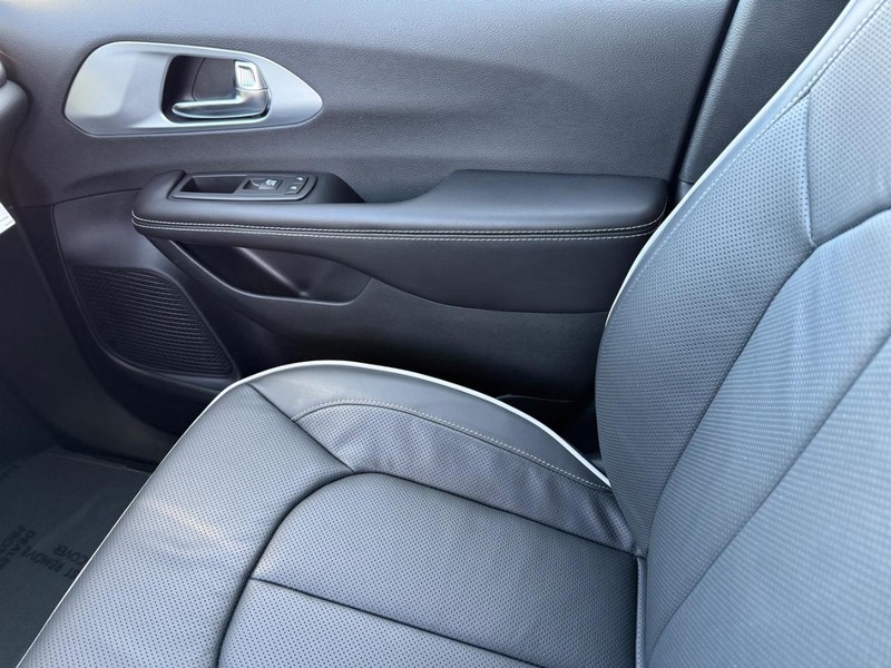 Chrysler Pacifica Vehicle Full-screen Gallery Image 29