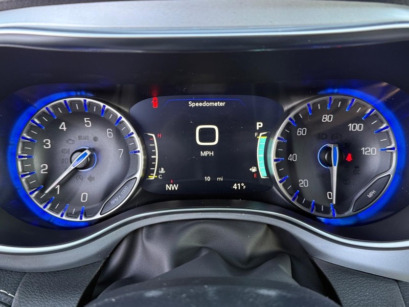 Chrysler Pacifica Vehicle Full-screen Gallery Image 30