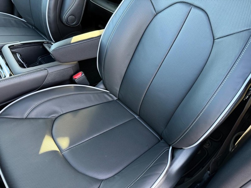 Chrysler Pacifica Vehicle Full-screen Gallery Image 32