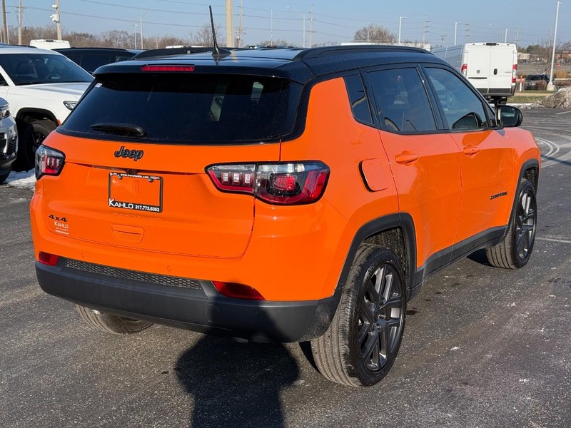 Jeep Compass Vehicle Full-screen Gallery Image 3