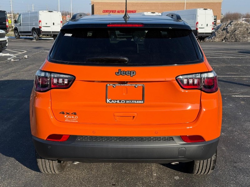 Jeep Compass Vehicle Full-screen Gallery Image 4
