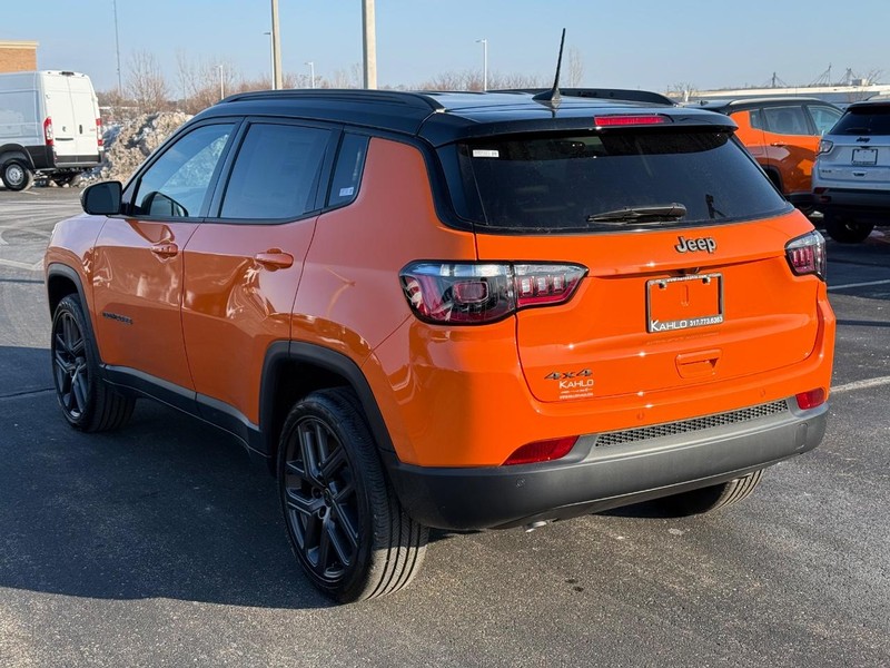 Jeep Compass Vehicle Full-screen Gallery Image 5