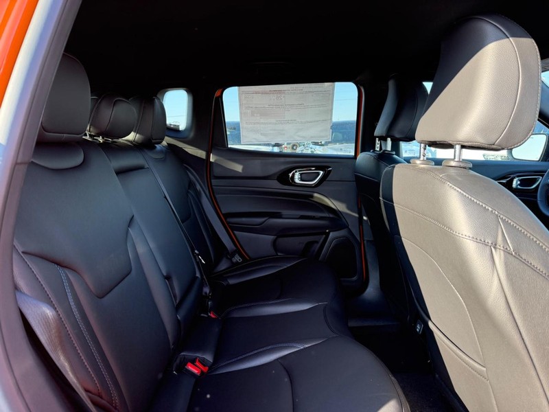 Jeep Compass Vehicle Full-screen Gallery Image 11