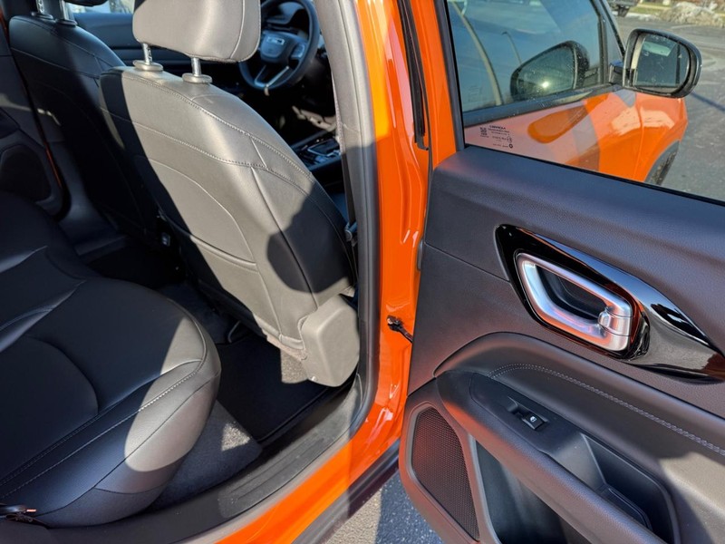 Jeep Compass Vehicle Full-screen Gallery Image 12