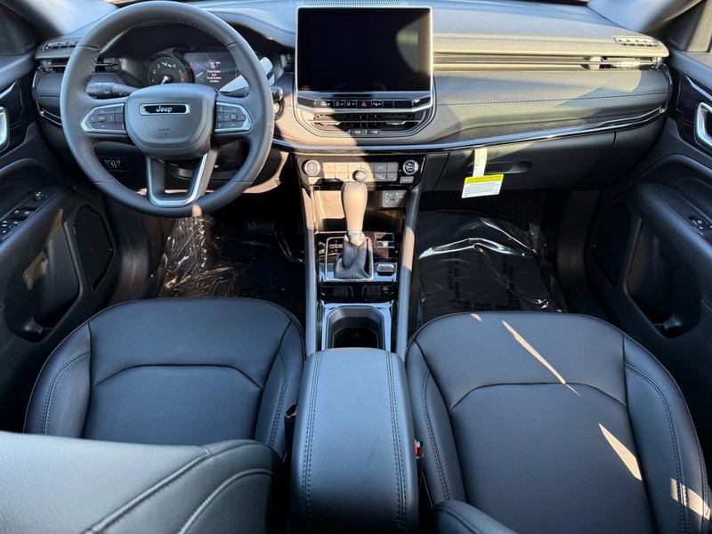 Jeep Compass Vehicle Full-screen Gallery Image 13