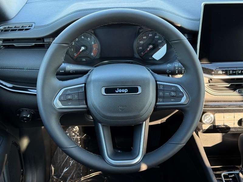 Jeep Compass Vehicle Full-screen Gallery Image 14