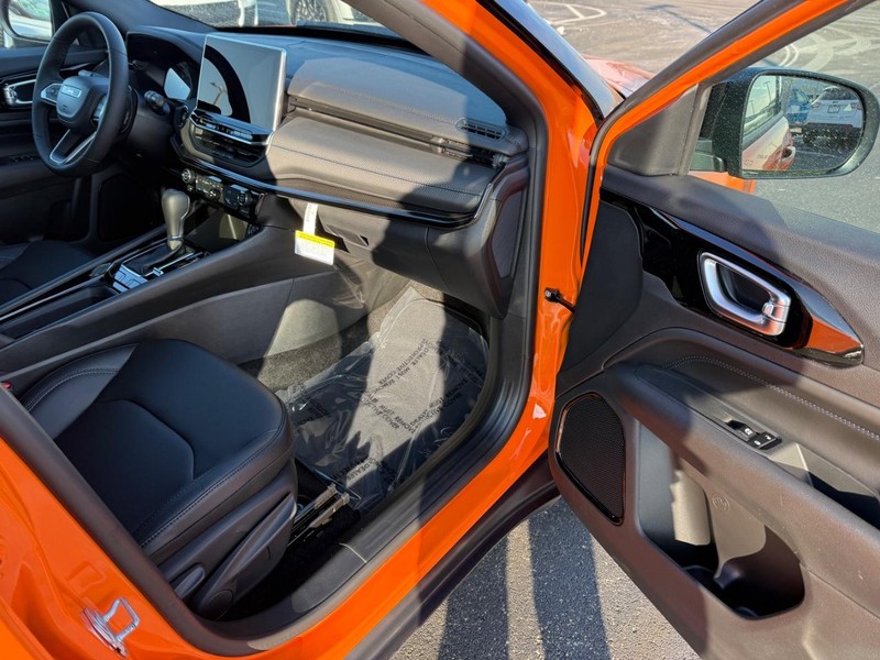 Jeep Compass Vehicle Full-screen Gallery Image 15