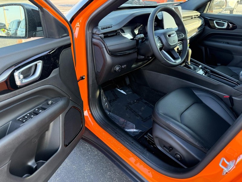 Jeep Compass Vehicle Full-screen Gallery Image 17