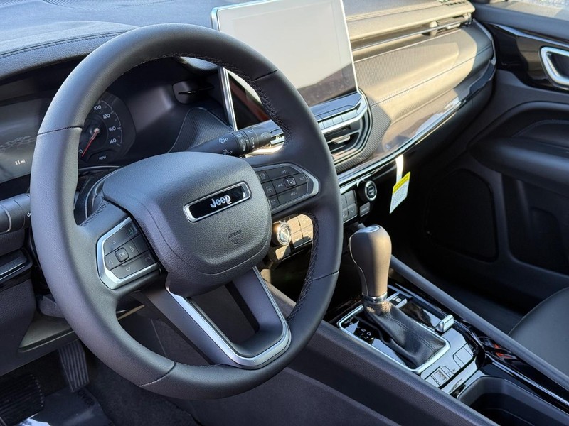 Jeep Compass Vehicle Full-screen Gallery Image 19