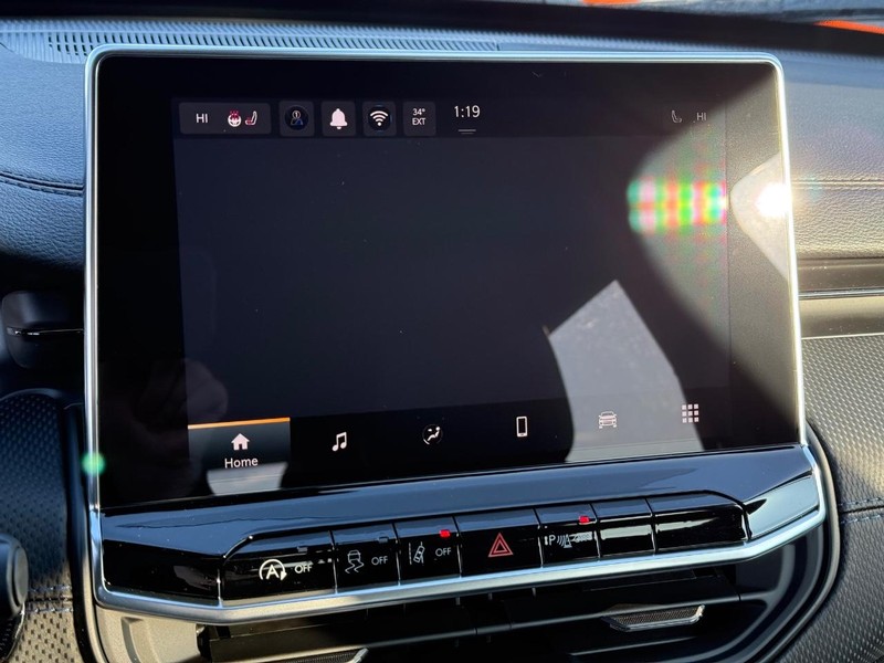 Jeep Compass Vehicle Full-screen Gallery Image 23