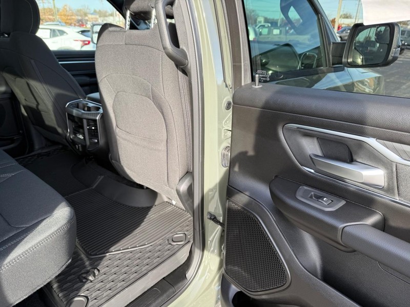 Ram 1500 Vehicle Full-screen Gallery Image 11