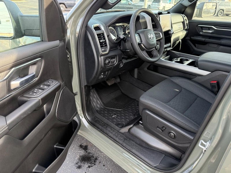 Ram 1500 Vehicle Full-screen Gallery Image 17