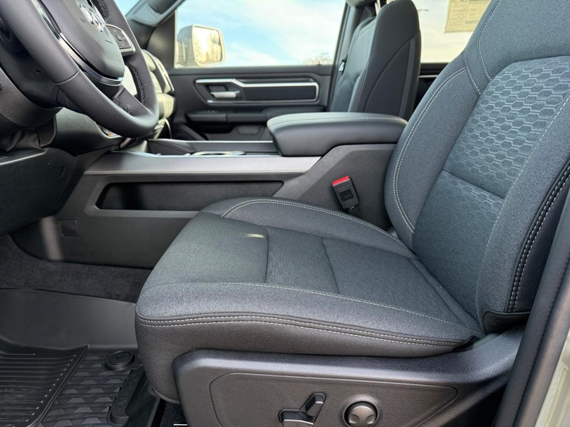 Ram 1500 Vehicle Full-screen Gallery Image 18