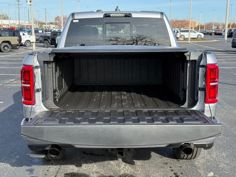 Ram 1500 Vehicle Full-screen Gallery Image 7