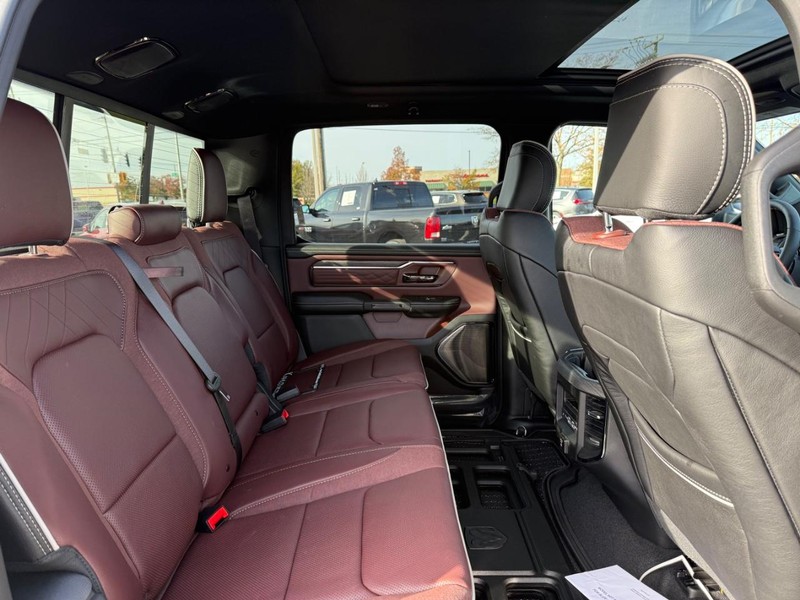 Ram 1500 Vehicle Full-screen Gallery Image 10