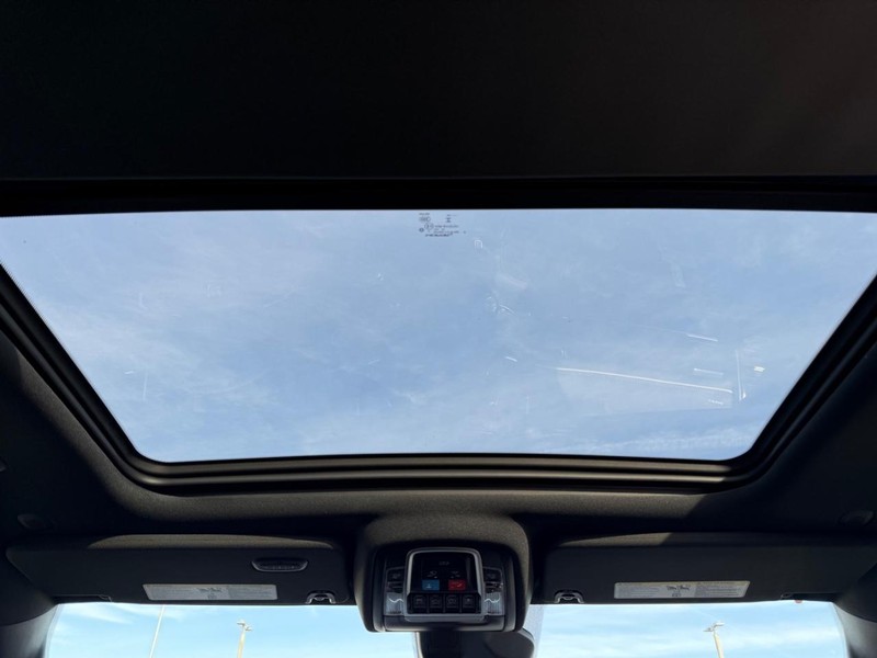 Ram 1500 Vehicle Full-screen Gallery Image 12