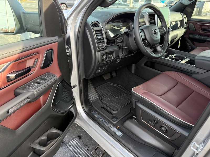 Ram 1500 Vehicle Full-screen Gallery Image 17