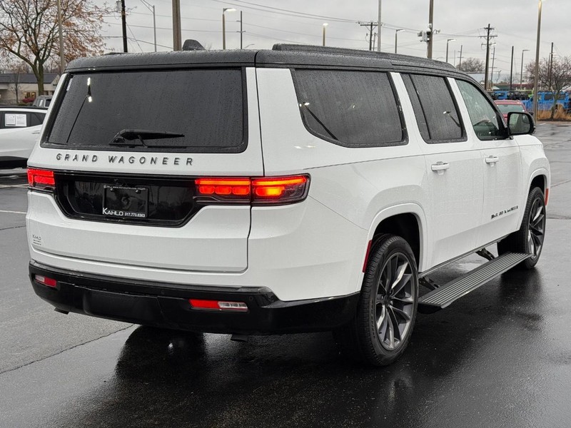 Jeep Grand Wagoneer L Vehicle Full-screen Gallery Image 3