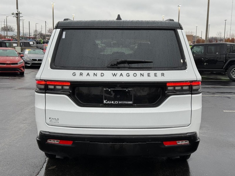 Jeep Grand Wagoneer L Vehicle Full-screen Gallery Image 4