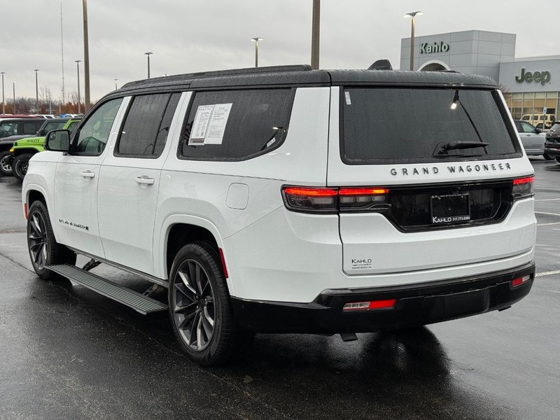 Jeep Grand Wagoneer L Vehicle Full-screen Gallery Image 5