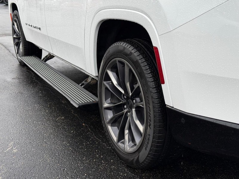 Jeep Grand Wagoneer L Vehicle Full-screen Gallery Image 6