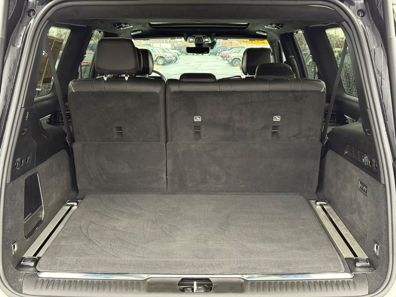 Jeep Grand Wagoneer L Vehicle Full-screen Gallery Image 7