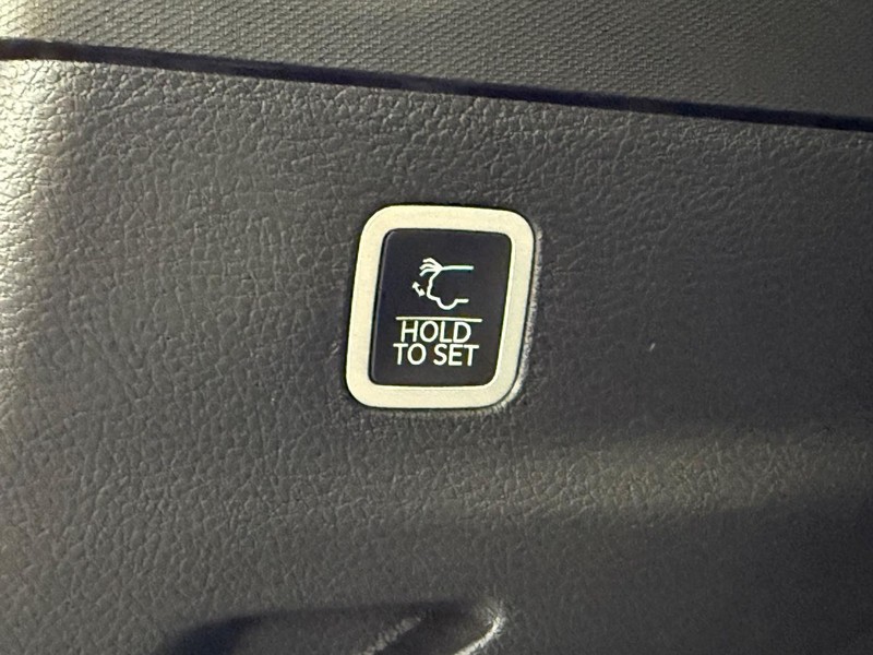 Jeep Grand Wagoneer L Vehicle Full-screen Gallery Image 8