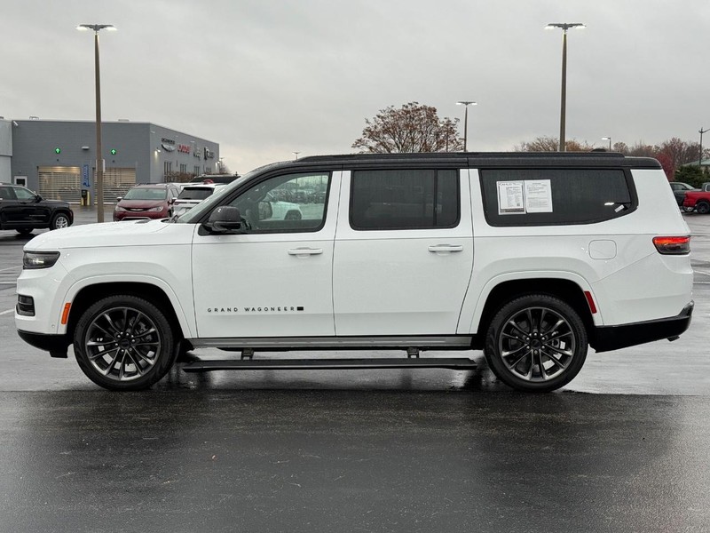 Jeep Grand Wagoneer L Vehicle Full-screen Gallery Image 9