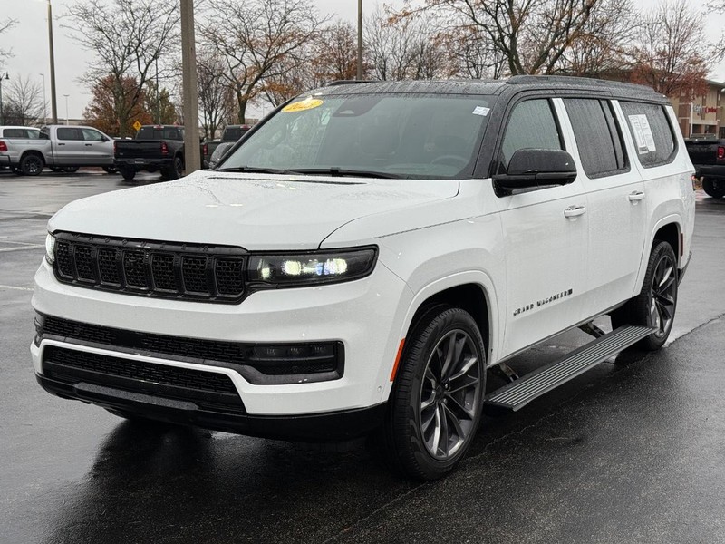Jeep Grand Wagoneer L Vehicle Full-screen Gallery Image 10