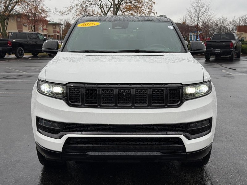 Jeep Grand Wagoneer L Vehicle Full-screen Gallery Image 11