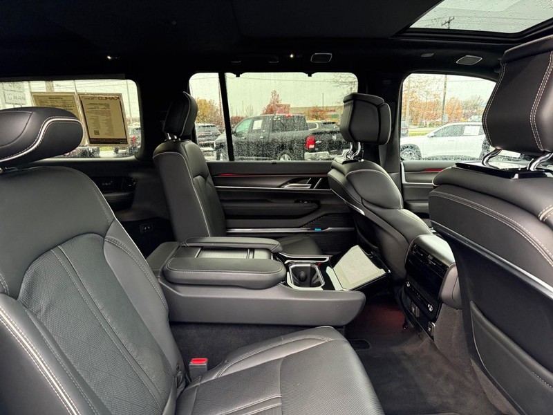 Jeep Grand Wagoneer L Vehicle Full-screen Gallery Image 12