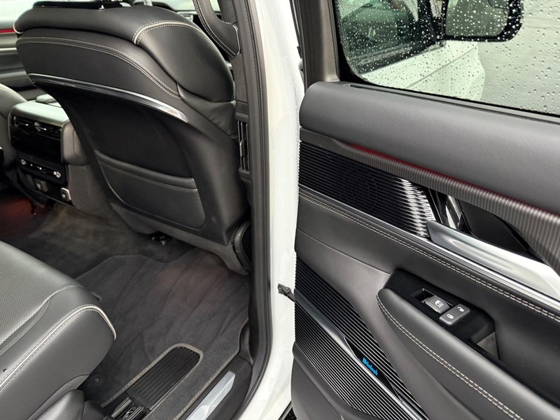 Jeep Grand Wagoneer L Vehicle Full-screen Gallery Image 13